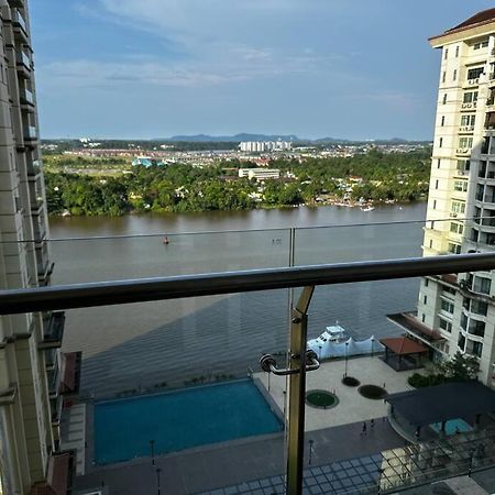 A.R Homestay Riverine Condominium Kuching Bagian luar foto