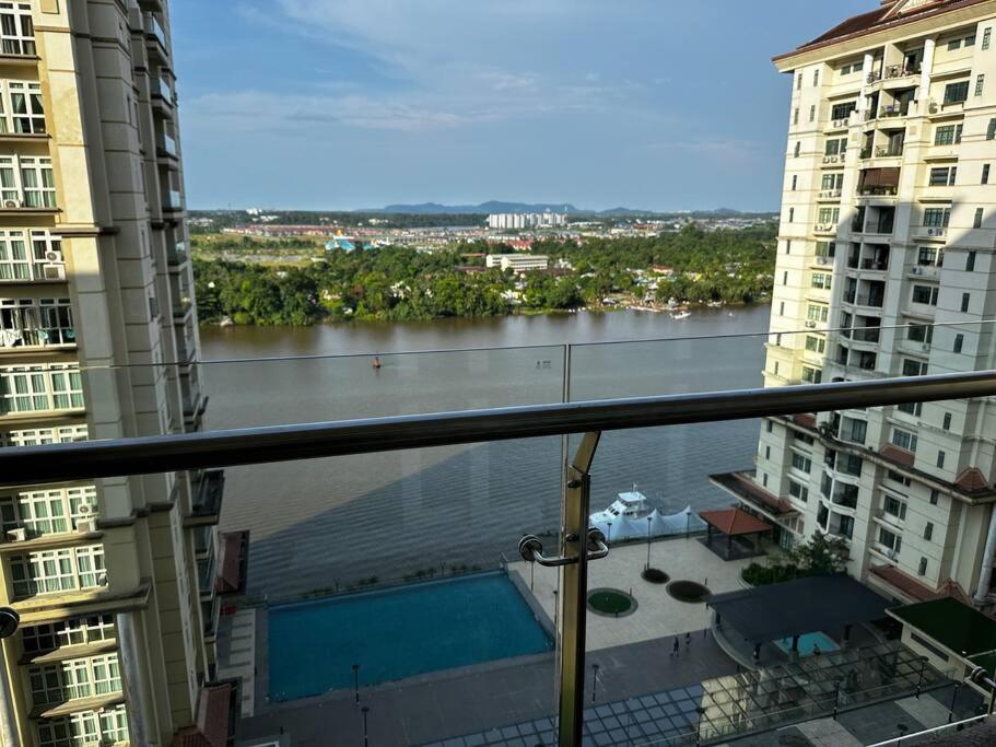 A.R Homestay Riverine Condominium Kuching Bagian luar foto
